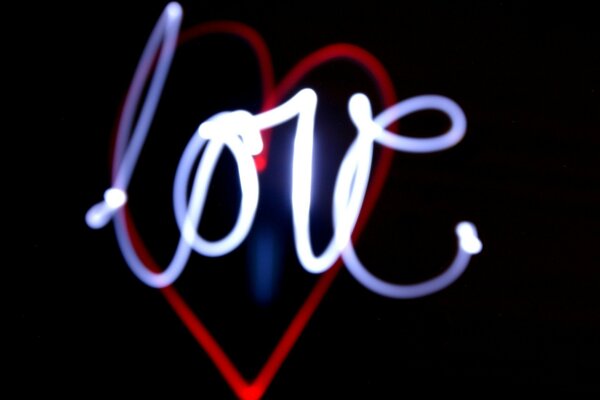 Neon-Schriftzug Love und Herz