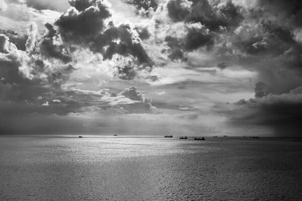 Photo noir et blanc de la mer et des nuages