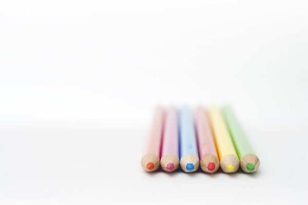 Цветные карандаши зелёного, жёлтого, красного, голубого, розового и ораньжевого цвета