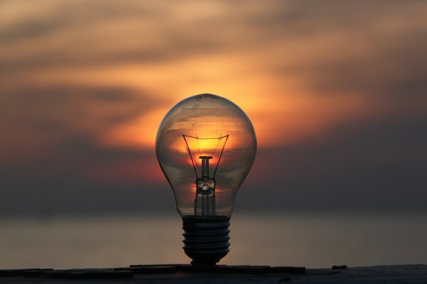 Tramonto luminoso sul mare in una lampadina