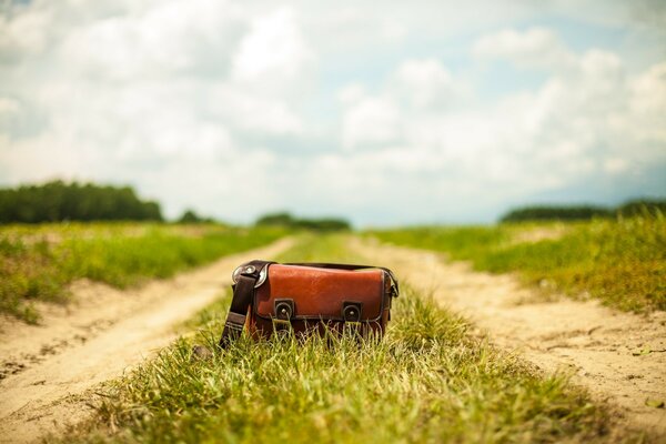 La bolsa se encuentra en el camino en medio de un campo apacible