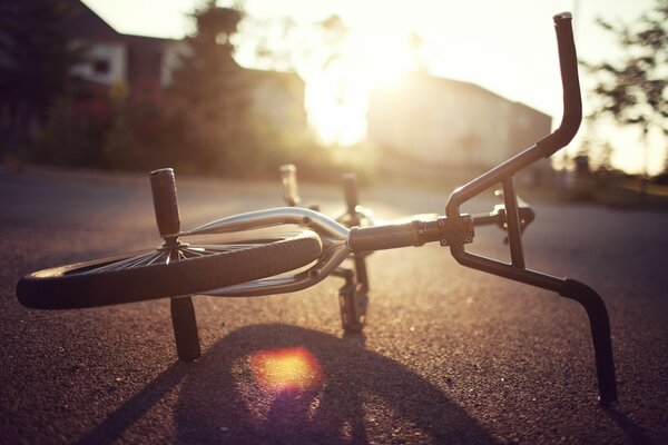 Bicicleta abandonada al atardecer