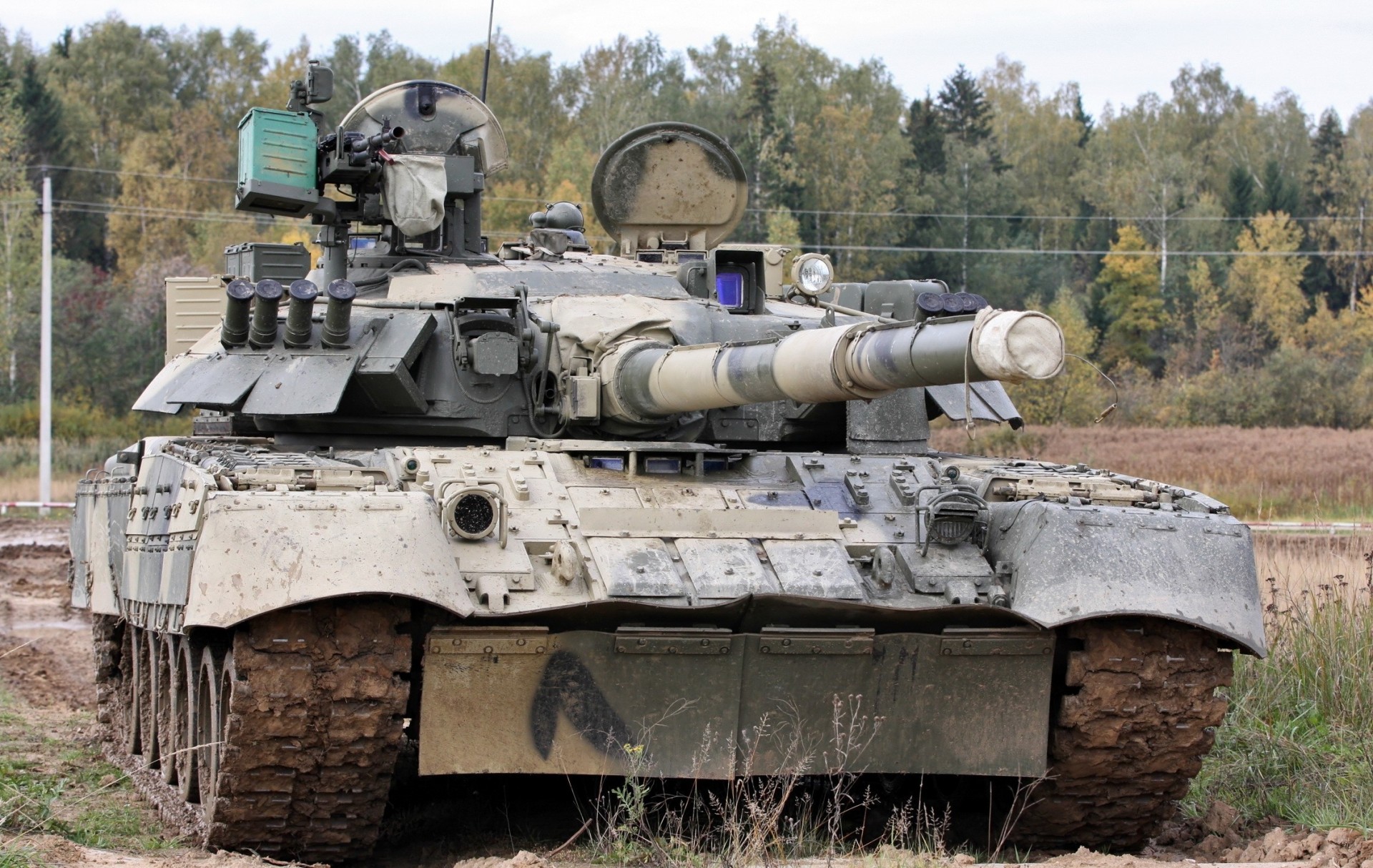 réservoir forêt gris gros plan t-80 militaire