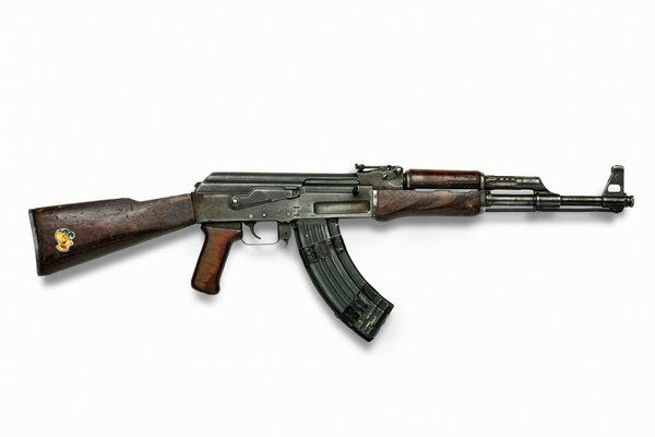 Rifle de asalto Kalashnikov con una pegatina divertida en el trasero