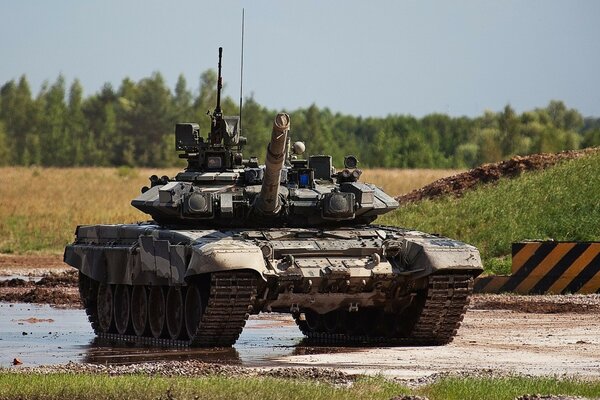 Der Tank t-90 fährt auf einem Waldriemen