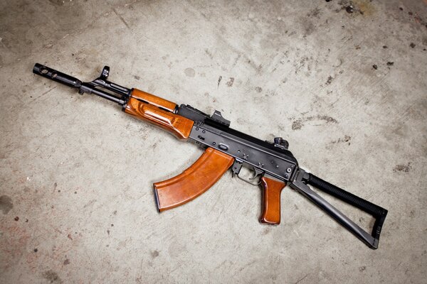 AKs-74 Kalashnikov en el Suelo de cemento