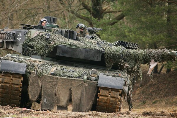 Carro armato grigio equipaggiato con militari