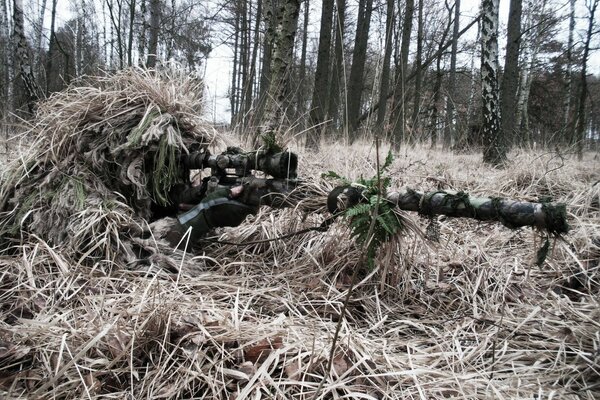 Sniper déguisé en embuscade avec un fusil