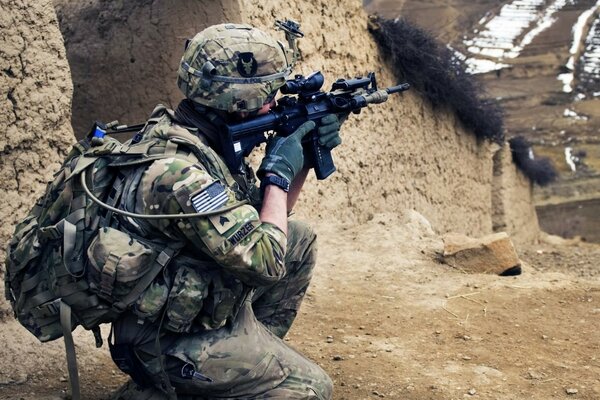 Ein bewaffneter Soldat hat die Waffe gehoben und ist bereit zu kämpfen