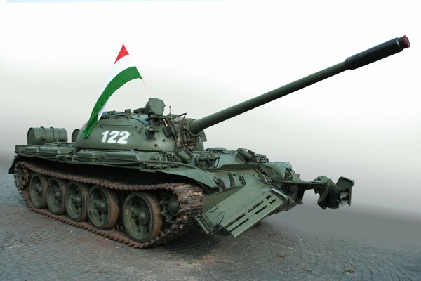 Hermoso tanque con bandera T-54