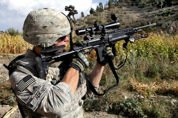Soldat mit Remington-Gewehr xm2010