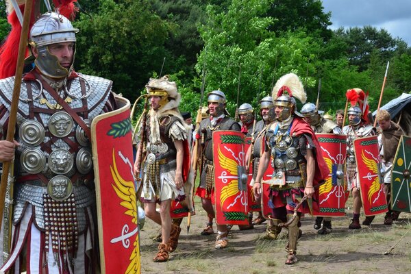 Kroczący rzymscy legioniści w zbroi, hełmach i tarczach