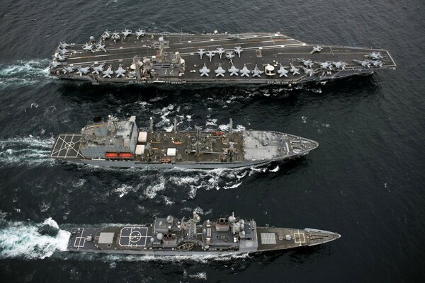 Sus buques de guerra en el mar