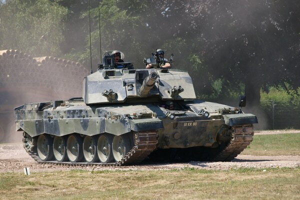 Tank im Feld mit britischer Flagge