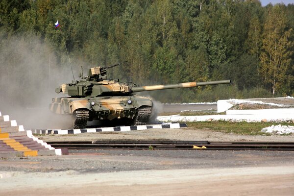 Un tanque en la carretera en Rusia