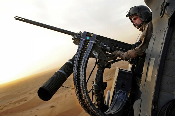Maschinengewehr in der Wüste Feuer auf Feinde