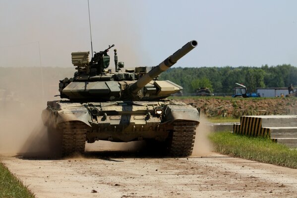 Tanque T-90 agraciado en la carretera