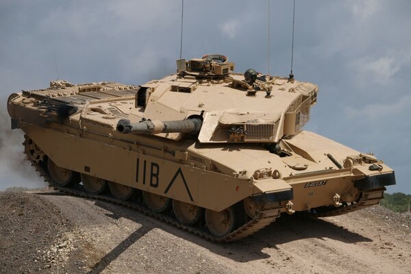 British Challenger chevauche la colline