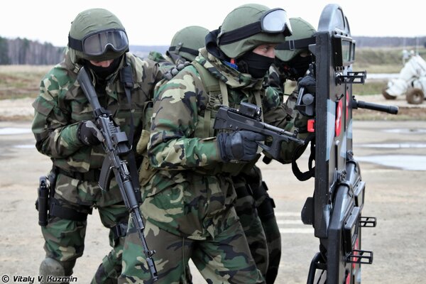 Żołnierze Sił Specjalnych w mundurach i z karabinami maszynowymi
