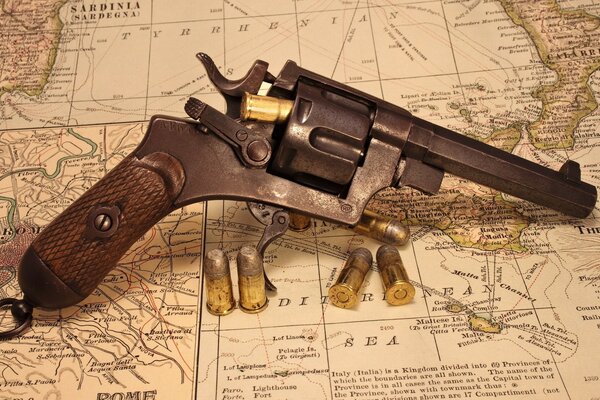Karte, Munition und Revolver, russisches Roulette
