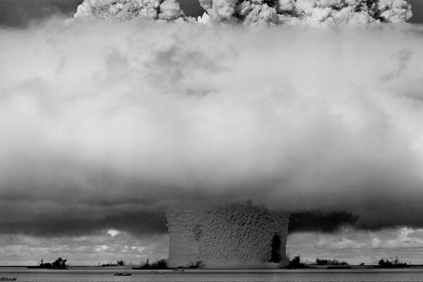 Una explosión nuclear en el mar es una fuerza monstruosa, pero qué hermosa