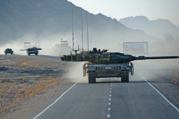 L equipaggiamento militare viaggia lungo la strada