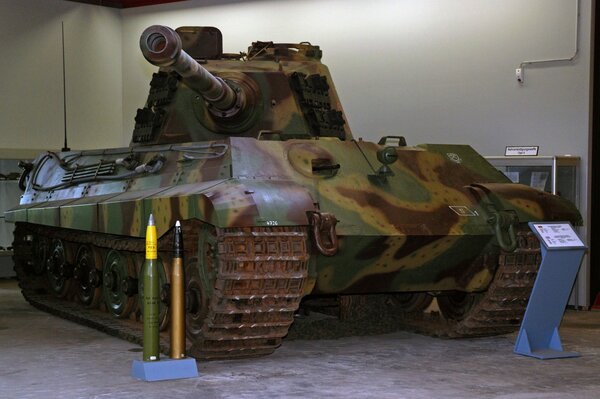 Немецкий тяжёлый танк на выставке