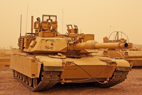 Carro armato americano in vernice mimetica per il deserto