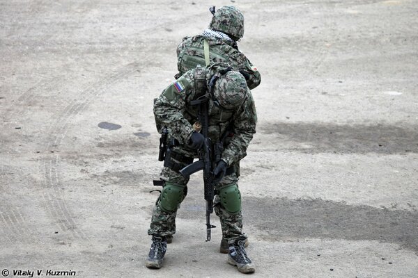 Soldado de las fuerzas especiales rusas con armas