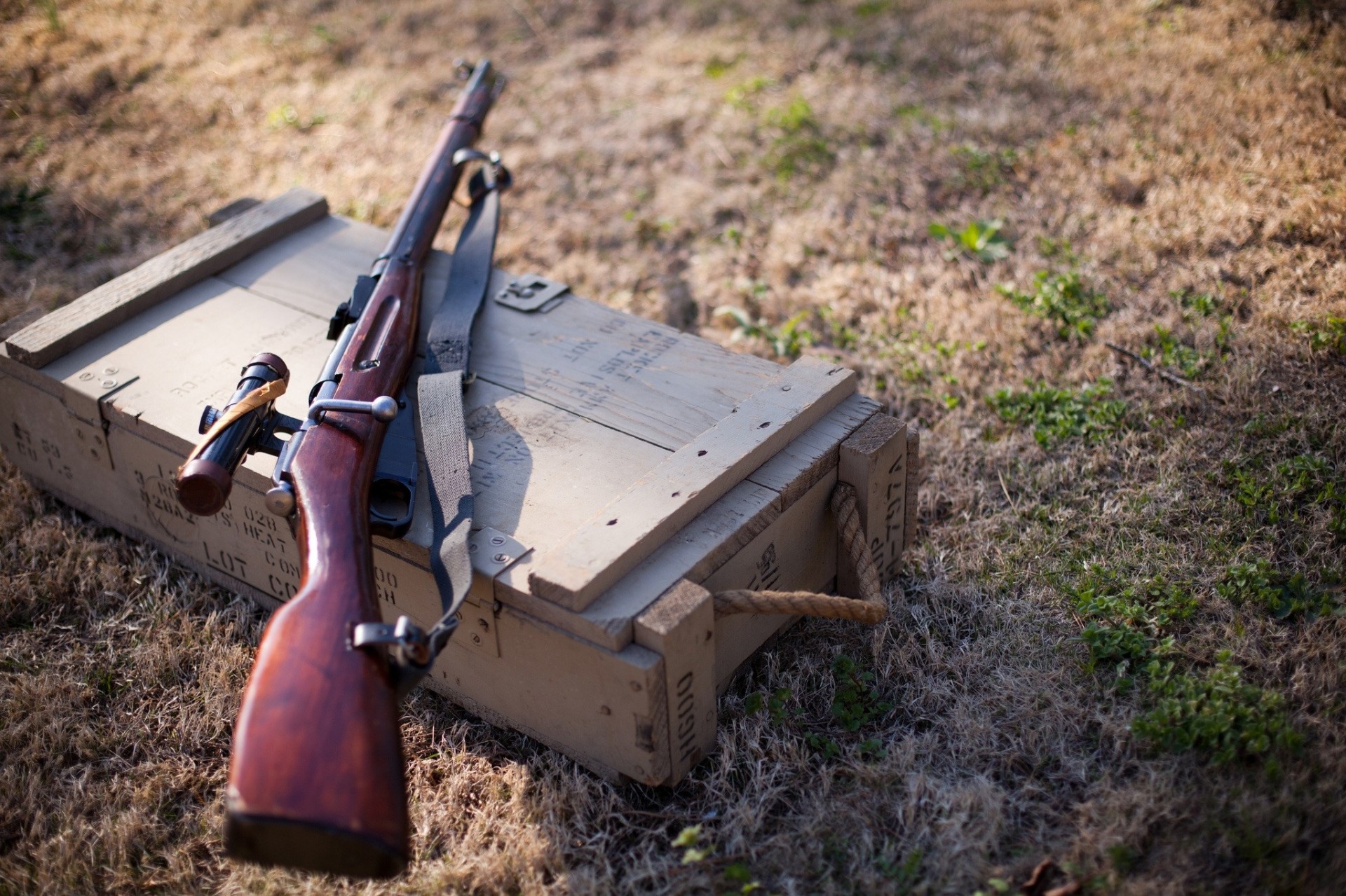 mosin scharfschütze gewehr gras kiste