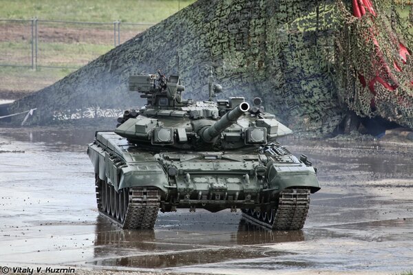 Char militaire en mouvement sous la pluie