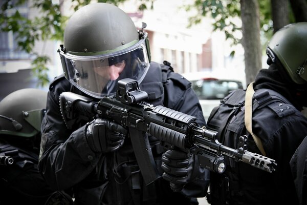 Soldats des forces spéciales portant un casque à l assaut