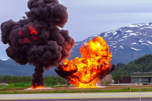 Explosión cerca de la carretera en el fondo de la montaña