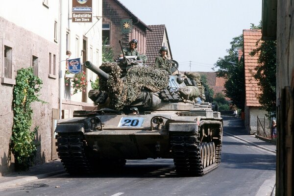 Foto eines grauen Tanks auf der Straße