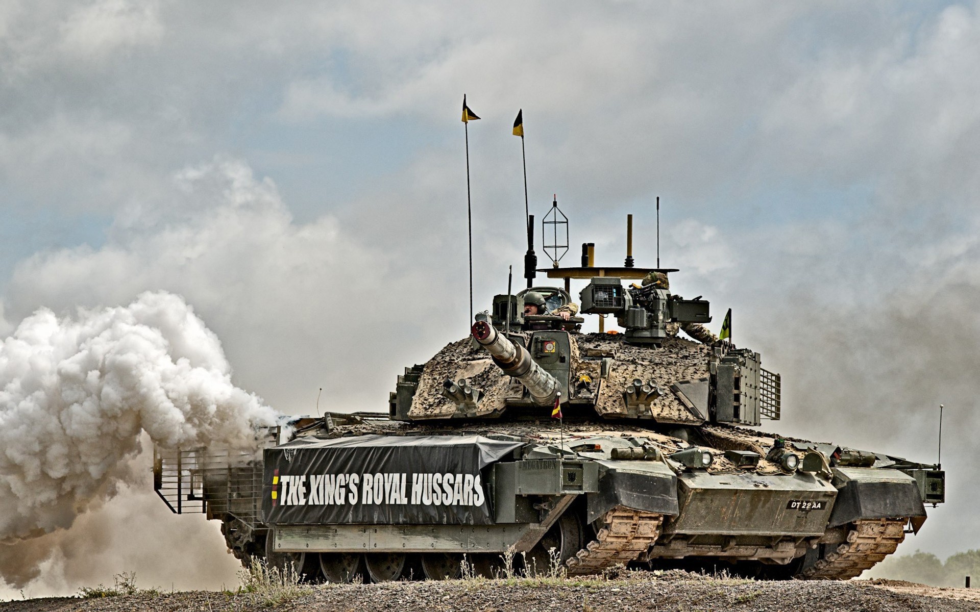 tanque gris nube militar