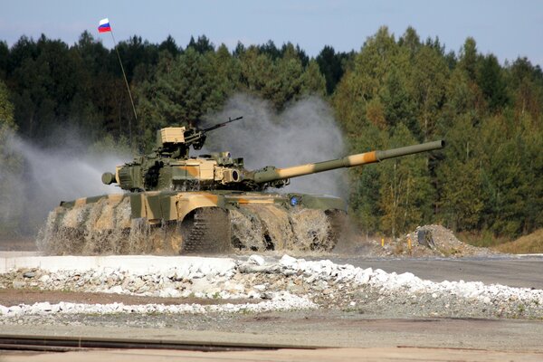 Tanque ruso en ejercicios en el campo de entrenamiento