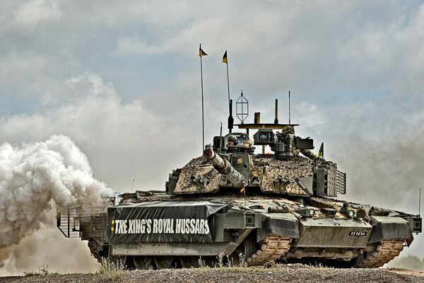 Militares montan en tanque gris