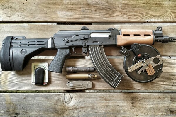 Kalashnikov en el tablero con dólares