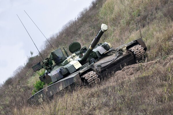 Un tanque montando en terreno irregular