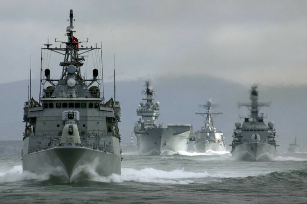 Buques de guerra y portaaviones en el mar