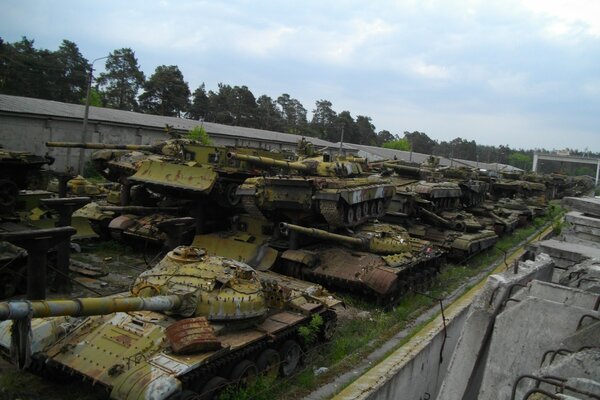 Discarica di vecchi carri armati arrugginiti