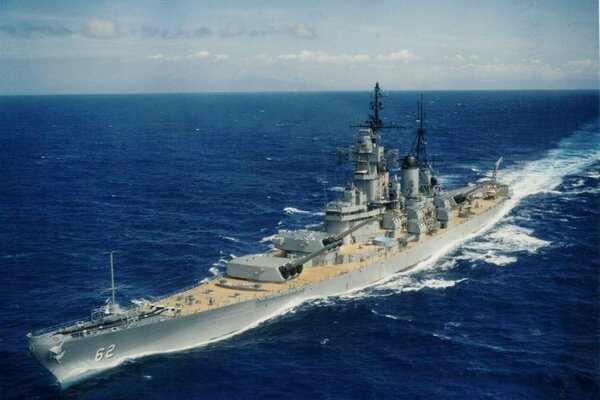 Nave da guerra nel mare blu