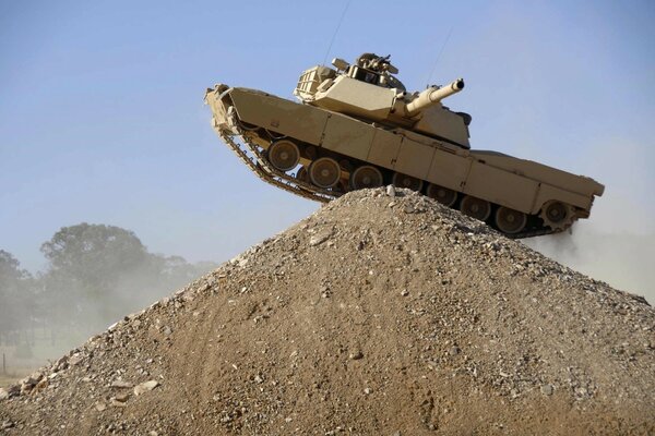 Серый танк на горке из песка