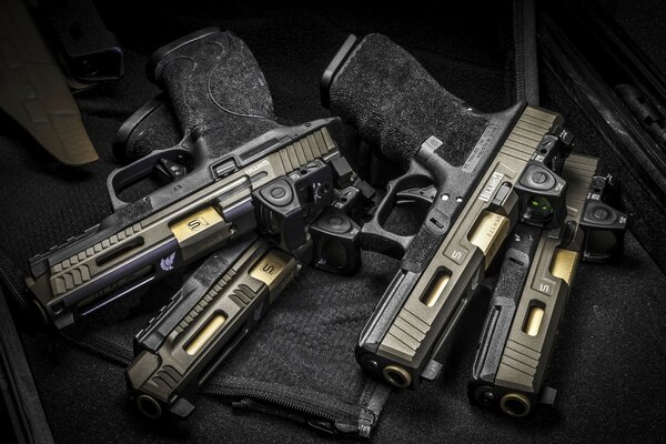 Cuatro pistolas negras mienten