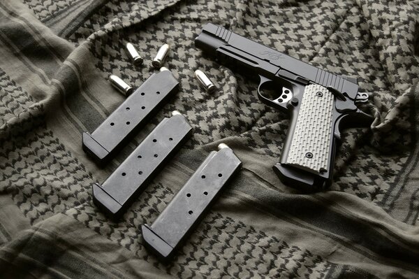 Pistolet noir 1911 sur fond sombre