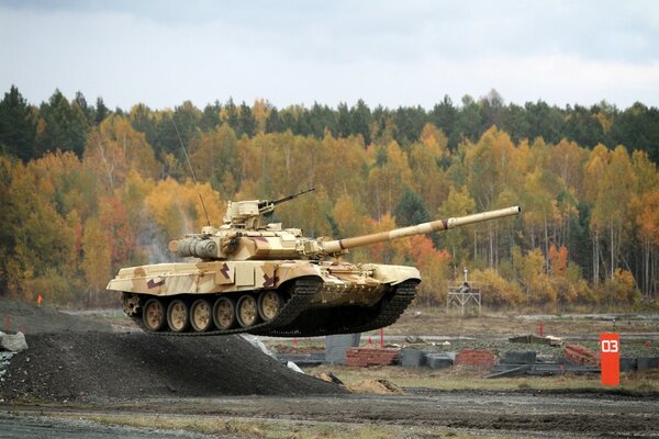 Czołg T - 90 na tle rosyjskich lasów