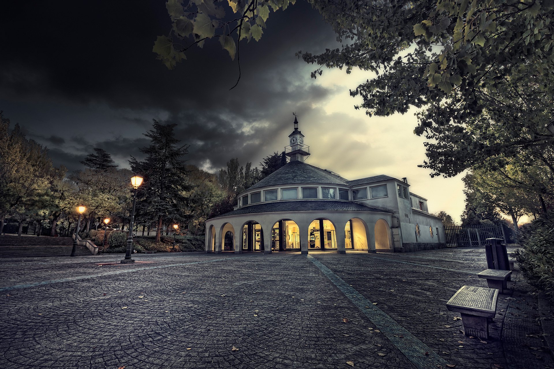 ciudad españa capilla adoquines plaza árbol follaje noche linternas luces