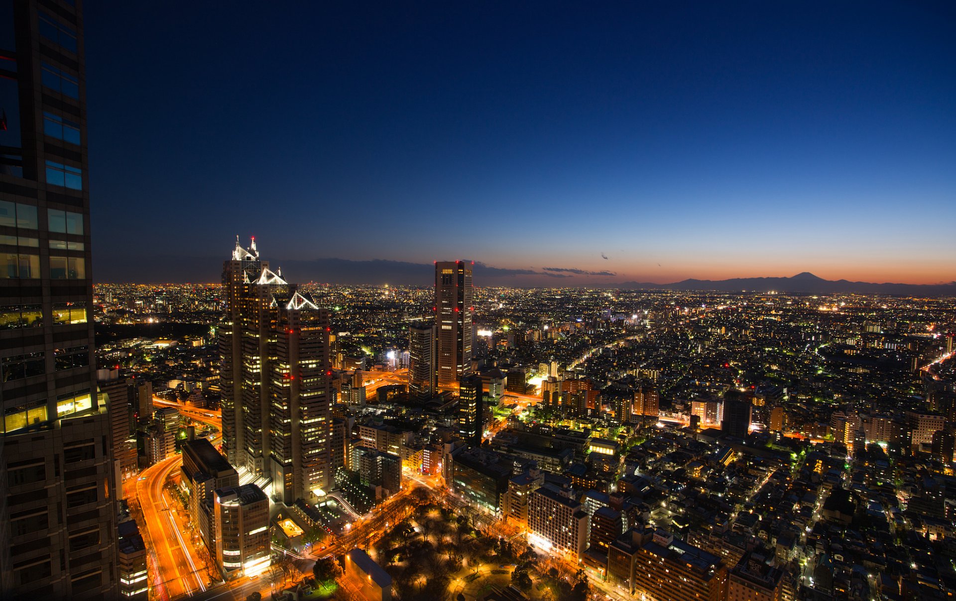 japon tokyo capitale métropole bâtiments gratte-ciel éclairage lumières soirée coucher de soleil bleu ciel vue hauteur panorama