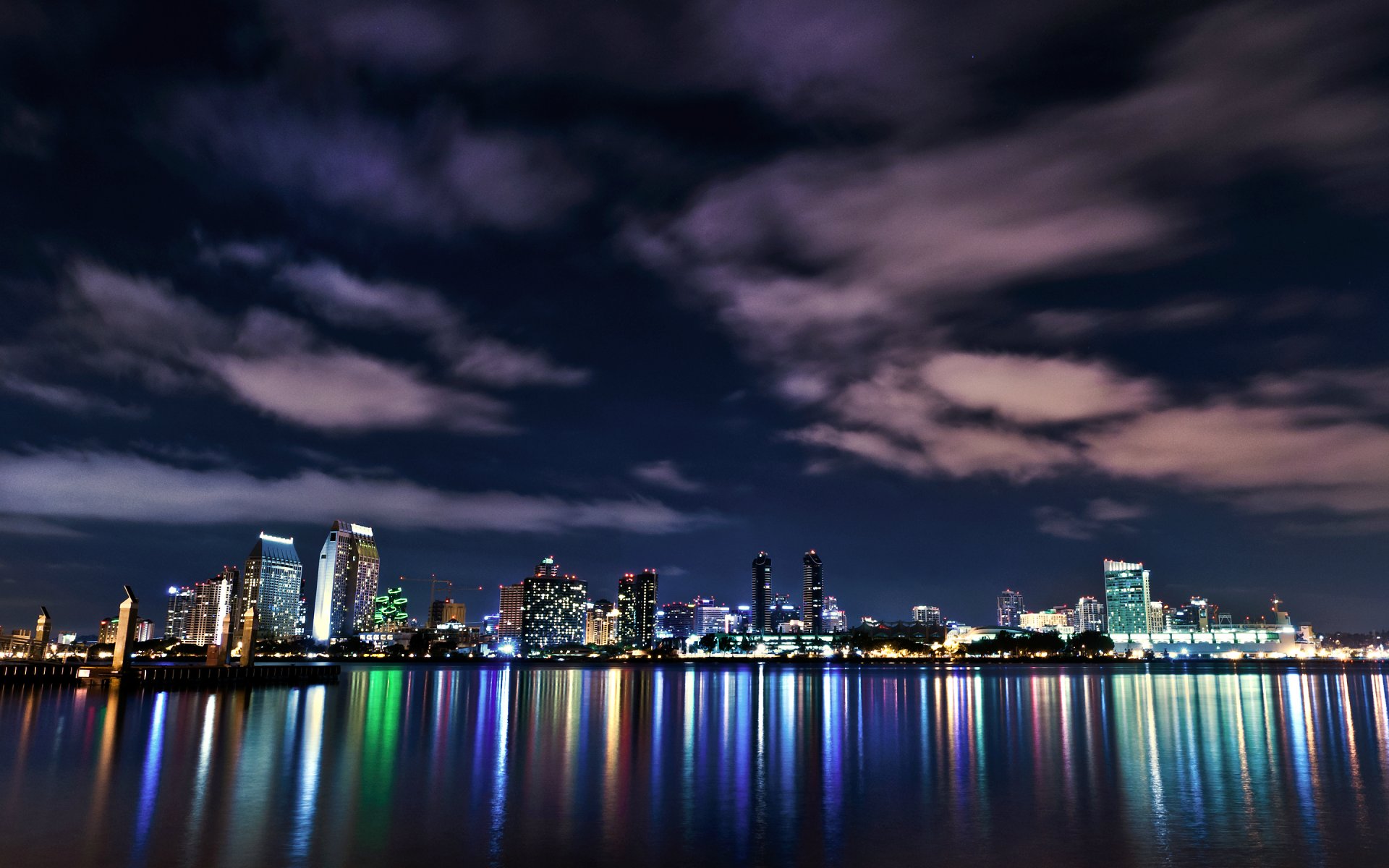 états-unis californie san diego centre nuit lumières ciel nuages océan réflexion bâtiments gratte-ciel lumières rétro-éclairage