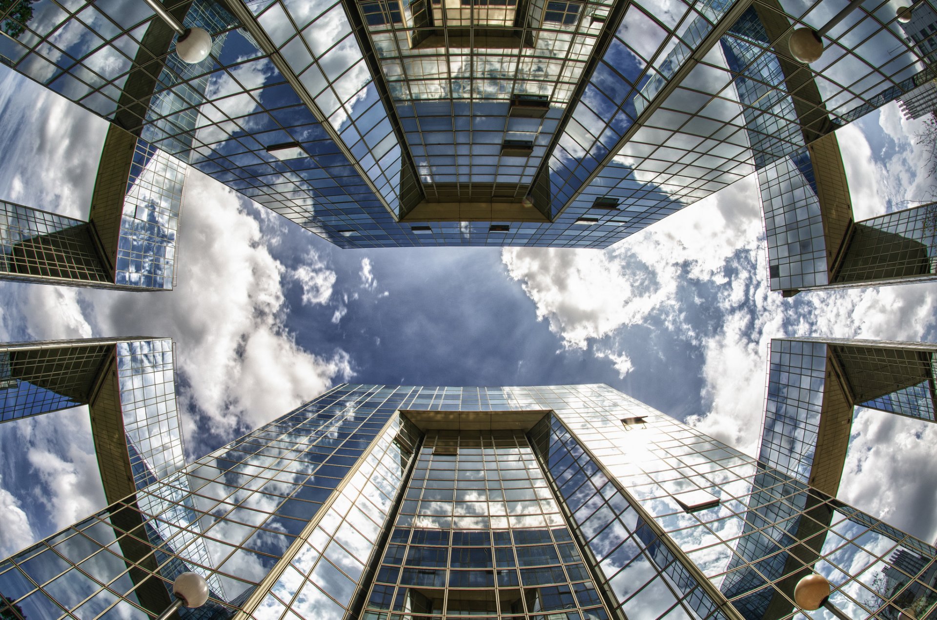 ville maisons vers le haut quatre côtés verre ciel réflexion